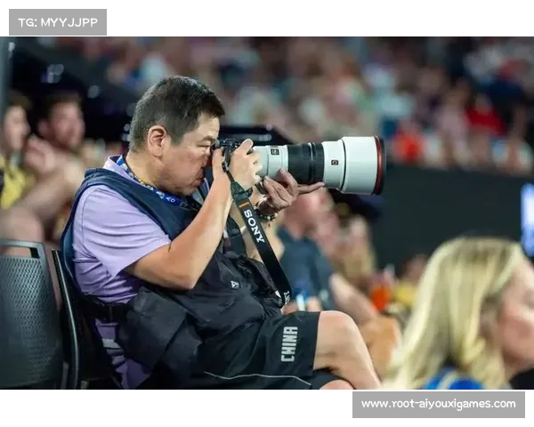 世锦赛摄影师帽子被风吹落，村民拾获挥手致意